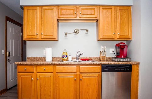 Boulder Hill House | No Stairs PetFriendly Big Fenced Yard 3 bedroom single family home Disney+