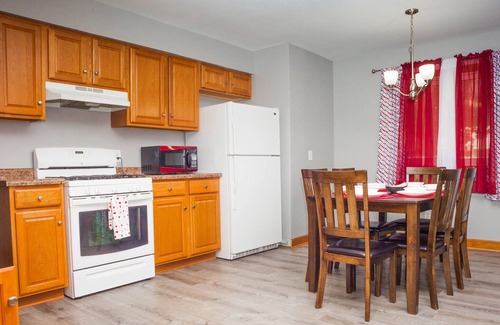Boulder Hill House | No Stairs PetFriendly Big Fenced Yard 3 bedroom single family home Disney+