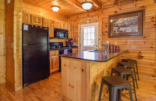 Sevierville Cabin | No Steep Roads & Dynamite location! 2 miles from Parkway & 5 miles to Dollywood.