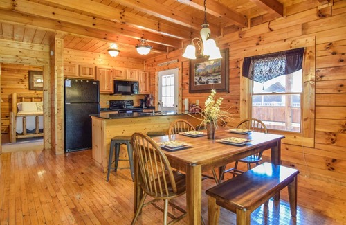 Sevierville Cabin | No Steep Roads & Dynamite location! 2 miles from Parkway & 5 miles to Dollywood.