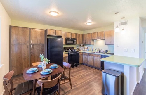 Highland Business Apartment | Nob Hill Boho Midcentury Charmer