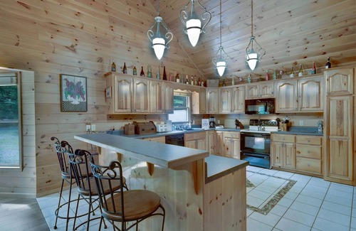 Morganton Cabin | Noble Crest – Luxe Lodge, Game Haven, Large Backyard, Deck & Starry Night Views