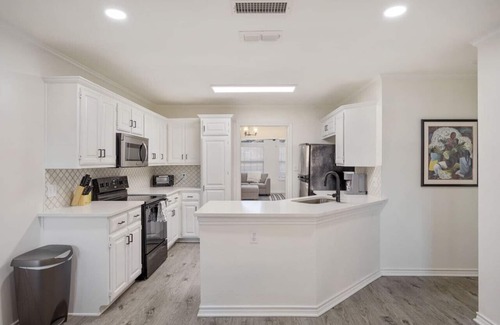 Tyler House | Noir at Hollytree Dr. Perfect Location!