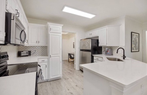 Tyler House | Noir at Hollytree Dr. Perfect Location!