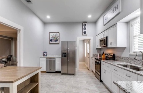 Southside House | Nomad Friendly - All Bills Paid- Near Downtown SA