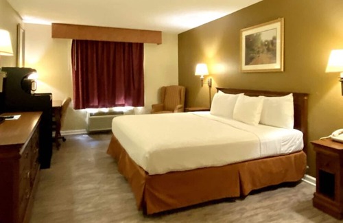 Mount Vernon House | Non-Smoking King Room at FairBridge Inn Express Mt Vernon
