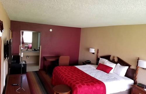 Perry House | Non-Smoking King Room at FairBridge Inn Express Perry, Pets Allowed!