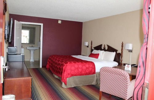 Perry House | Non-Smoking King Room at FairBridge Inn Express Perry, Pets Allowed!