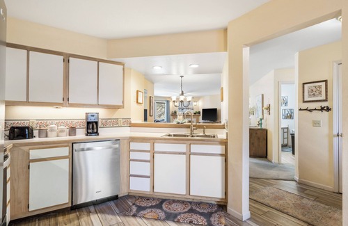 Table Rock Condo | Nonnie's Nest - BEAUTIFULLY UPDATED! Golf, Swim, Fish, Hike
