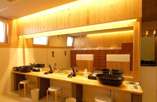 Matsuyama House | Nonsmoking East Building Twin Shower booth / Matsuyama Ehime