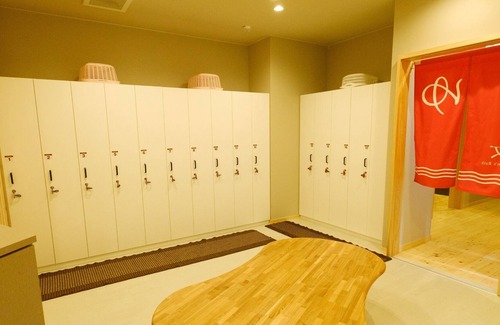 Matsuyama House | Nonsmoking East Building Twin Shower booth / Matsuyama Ehime