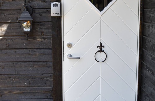 Kviteseid Cabin | Norbel Hytte is een Cosy Vakantiewoning aan het Meer Tussen de Bergen