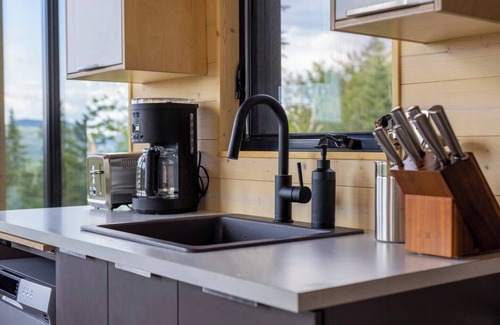 Lac Beauport House | NØRR - King Beds, Spa and Mountain Views