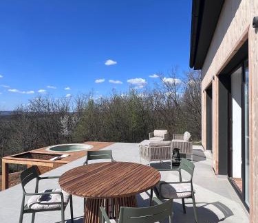 Belapatfalva Villa | NORTE - house by the cliff