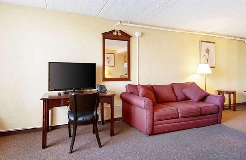 North Aurora Hotel | North Aurora Inn & Studio