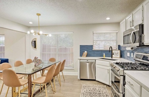 Block House Creek House | North Austin,HEB center,Leander,Cedar Park, Haute Spot,Lake Travis,The Crossover