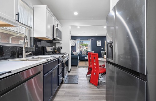 North Chicago House | North Chi Retreat-Near Navel base-Sauna,Pool, Airhokey, grill,King bed,Tikki Bar
