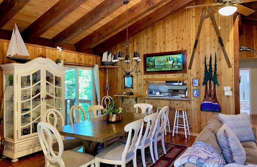 Tahoe Vista House | North Lake Tahoe, Mountain/Lake Views, Hot tub, Walk to Beaches, Vacation Rental