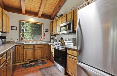 Tahoe Vista House | North Lake Tahoe, Mountain/Lake Views, Hot tub, Walk to Beaches, Vacation Rental