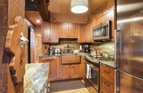 Tahoe City House | North Lake Tahoe Alpine Retreat – 5 Min to Skiing!