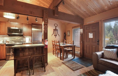 Tahoe City House | North Lake Tahoe Alpine Retreat – 5 Min to Skiing!