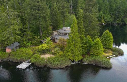 Egmont House | North Lake Waterfront Home