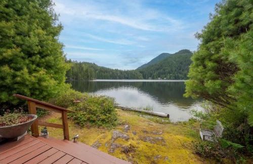 Egmont House | North Lake Waterfront Home
