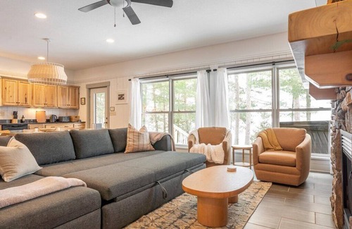 Breezy Point Cabin | North Loon-Charming|Kayaks|SUPs|Hot tub|Firepit