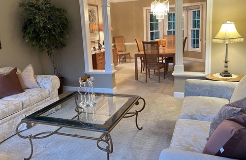 North Potomac House | North Potomac Charming 4-Bedroom Gem: Your Home Away from Home!
