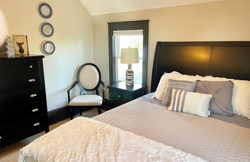 Two Harbors House | North Shore Escape 3 Queen Rooms, Walkable to Beach & Shops