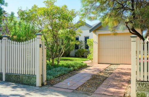 North Sydney House | North Sydney 3BR Walk to Metro Train
