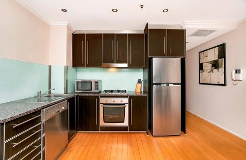 North Sydney Apartment | North Sydney- NS504 - Pacific Highway - Bright 1BR Apartment Steps from North Sydney Station Greenwood Plaza