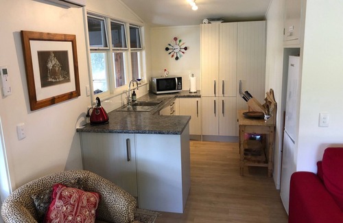 Kerikeri Cottage | Northern Lodge - cottage in a quiet rural setting, lush tropical gardens
