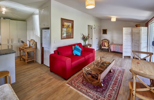 Kerikeri Cottage | Northern Lodge - cottage in a quiet rural setting, lush tropical gardens