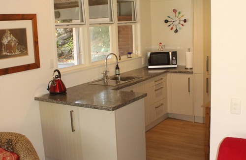 Kerikeri Cottage | Northern Lodge - cottage in a quiet rural setting, lush tropical gardens