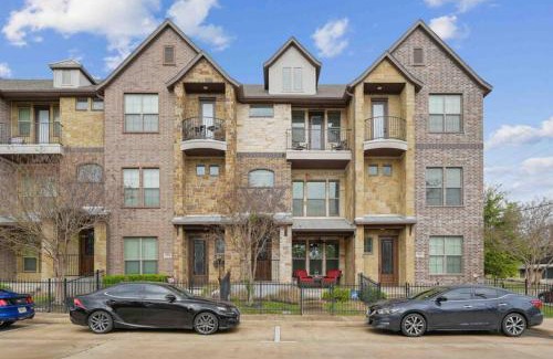 College Station House | Northgate Nest Townhome 2 BR 2.5 BA Office Walk to TAMU
