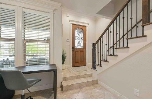 College Station House | Northgate Nest Townhome 2 BR 2.5 BA Office Walk to TAMU