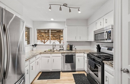 Anderson Mill Village House | Northside Stay W King Beds + Grill!