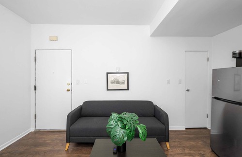 Northside Apartment | Northside Suites 1 – Can’t Beat Couple’s Retreat!