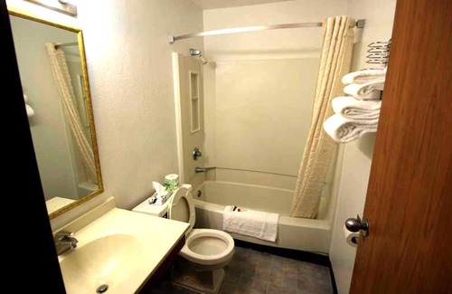 Roseville Hotel | Norwood Inn and Suites - Minneapolis-St Paul Roseville