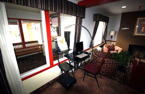 Roseville Hotel | Norwood Inn and Suites - Minneapolis-St Paul Roseville