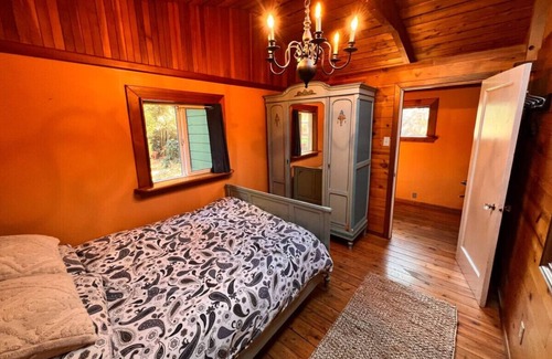 Squamish Cabin | Nostalgic Downtown Boatbuilder's Cabin - Licensed