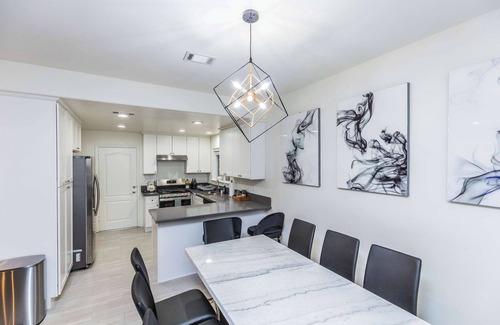 East Pasadena House | Not Affected by the Fire/elegant Pasadena Retreat Prime Comfort Awaits