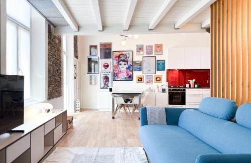 Como City Centre Apartment | Not Your Average Stay! Rock, Love & Lake House