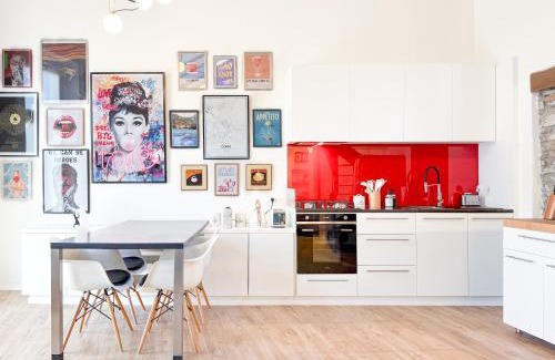 Como City Centre Apartment | Not Your Average Stay! Rock, Love & Lake House