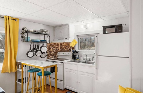Dover Apartment | Nothing Fancy Older Apt~Walk to Downtown~ King Bed