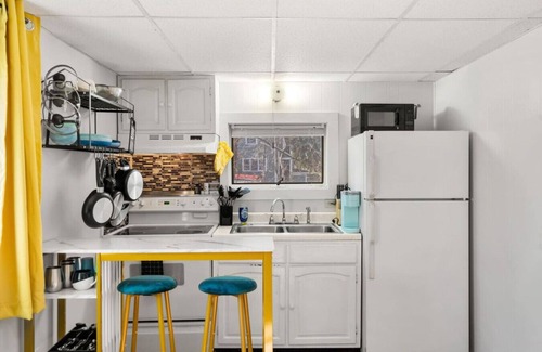 Dover Apartment | Nothing Fancy Older Apt~Walk to Downtown~ King Bed