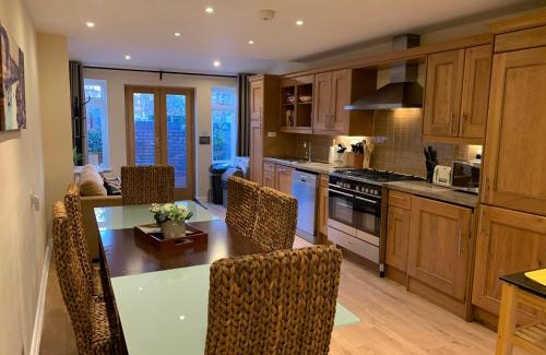 Notting Dale House | Notting Hill 3BR Townhouse with ensuite bathrooms - Ideal for families