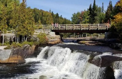 Pont-Rouge House | Nouveau - Chalet moderne - Spa, piscine & sauna!