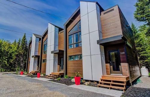 Pont-Rouge House | Nouveau - Chalet moderne - Spa, piscine & sauna!